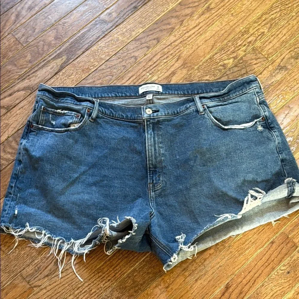 Abercrombie & Fitch Women’s 36/22 Curve Love The 4” Mom Shorts High rise denim